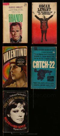 9a016 LOT OF 5 PAPERBACK BOOKS '60s-70s Brando, Oscar Levant, Valentino, Catch-22, Gift Horse!