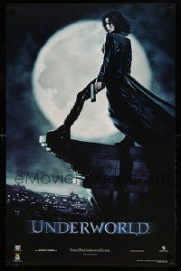 9k990 UNDERWORLD 23x35 commercial poster '03 full-length image of Kate Bekinsale w/moon & gun!