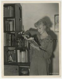 9m309 GINGER ROGERS 8x10.25 still '35 candid at home in her library with a book by John Miehle!