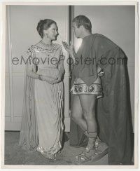 9m438 JULIUS CAESAR candid 8.25x10 still '53 Marlon Brando & Deborah Kerr in costume between scenes!