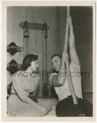 9m527 MEN 8x10.25 still '50 Teresa Wright helps paralyzed Marlon Brando with physical therapy!