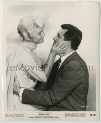 9m597 PILLOW TALK 8.25x10 still '59 great romantic portrait of pretty Doris Day & Rock Hudson!