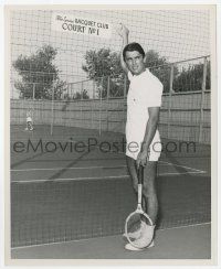 9m631 ROBERT EVANS 8x10 still '60s at the Palm Springs Racquet Club on the tennis court!