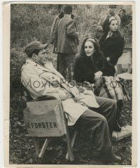 9m619 REFLECTIONS IN A GOLDEN EYE candid 8x10.25 still '67 Liz Taylor & new Robert Forster on set!