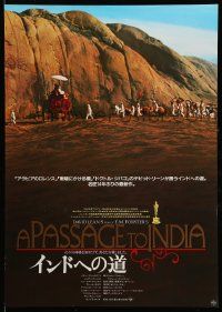 9t949 PASSAGE TO INDIA Japanese '85 David Lean, Alec Guinness, cool desert caravan image!