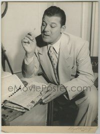 1d174 JACK CARSON mounted 10.5x13.5 still '47 signed by Warner Bros. photographer Floyd McCarty!