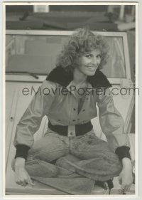 1d334 RAQUEL WELCH deluxe 9.75x13.75 still '74 smiling c/u sitting on the hood of a convertible!