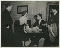 1d394 YOUNG IN HEART candid deluxe 11x13.75 still '38 David Selznick discussing costumes w/ Gaynor!