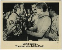 1s582 MAN WHO FELL TO EARTH 8x10 still '76 alien David Bowie with cop, reporter & astronaut!