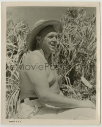 1s837 SOUTH PACIFIC candid 8.25x10 still '59 director Joshua Logan barechested on the set!