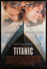 2g961 TITANIC DS 1sh '97 James Cameron, great romantic image of Leonardo DiCaprio & Kate Winslet!