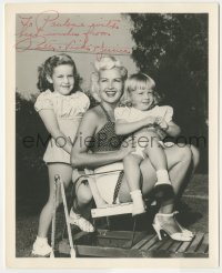 2j0980 BETTY GRABLE signed deluxe 8x10 publicity still '50s outdoors with daughters Vicki & Jessica!
