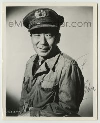 2j0599 PHILIP AHN signed 8x10 still '61 smiling portrait in uniform from The Great Impostor!