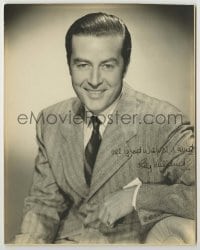 2j0607 RAY MILLAND signed deluxe 7.5x9.5 still '40s seated smiling portrait wearing suit & tie!