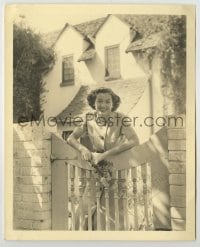 2j0626 ROSALIND RUSSELL signed deluxe 8x10 still '40s smiling at the gate to her Hollywood home!
