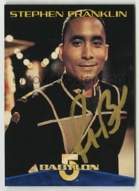 2j0939 RICHARD BIGGS signed trading card '96 smiling close up as Dr. Franklin on TV's Babylon 5!