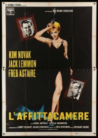 2s259 NOTORIOUS LANDLADY Italian 2p '62 different art of sexy Kim Novak w/ gun + Lemmon & Astaire!