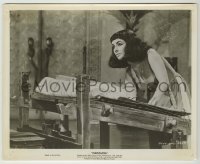 2w232 CLEOPATRA 8.25x10 still '63 Elizabeth Taylor with cool eye makeup leaning on table!