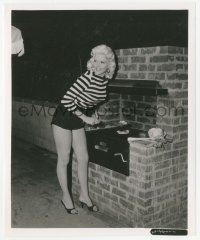 2w499 JAYNE MANSFIELD 8.25x10 still '50s the sexy blonde star grilling steaks in skimpy outfit!