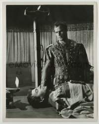 2w523 JULIUS CAESAR 8x10.25 still '53 Marlon Brando as Mark Antony stares at dead Mason as Brutus!