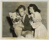 2w534 KILLERS candid 8x9.75 still '46 Ava Gardner reading mother goose rhymes with Jack Lambert!