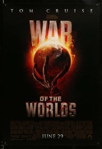 3k982 WAR OF THE WORLDS advance DS 1sh '05 Spielberg, alien hand holding Earth, white title design
