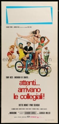 3m217 ATTENTI ARRIVANO LE COLLEGIALI Italian locandina '75 art of Toni Ucci on bike with sexy women!
