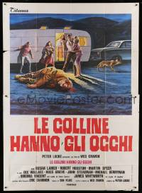 4f027 HILLS HAVE EYES Italian 2p '78 Wes Craven, completely different art of family & dead guy!
