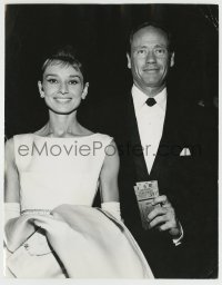 4m103 AUDREY HEPBURN/MEL FERRER 7.5x9.5 news photo '64 arriving late to the Academy Awards!