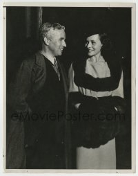4m186 CHARLIE CHAPLIN/PAULETTE GODDARD 7x9 news photo '40s married couple smiling at each other!