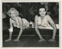 4m364 GENTLEMEN PREFER BLONDES 7x9 news photo '53 Marilyn Monroe & Jane Russell at Grauman's!