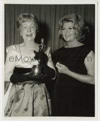 4m799 RITA HAYWORTH 8.25x10 still '65 great close up at the Oscars with Dame Edith Evans!