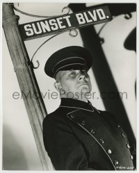 4m886 SUNSET BOULEVARD 7.5x9.25 still '50 great image of Erich von Stroheim as Max by street sign!