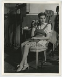 4m999 ZIEGFELD GIRL candid deluxe 8x10 still '41 Judy Garland on a break by Clarence Sinclaur Bull!