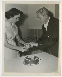 5s280 FATHER'S LITTLE DIVIDEND candid 8x10.25 still '51 Liz Taylor & Spencer Tracy sharing cake!