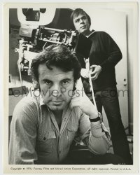 5s634 ONE FLEW OVER THE CUCKOO'S NEST candid 8x10.25 still '75 director Milos Forman c/u by camera!