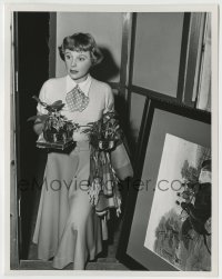 5s726 REFORMER & THE REDHEAD candid 8x10.25 still '50 June Allyson decorates Powell's dressing room