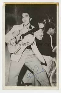 5y492 ELVIS PRESLEY signed 4x6 music album promo card '50s great image performing with guitar!