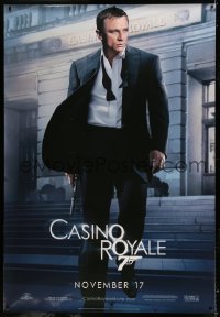 5z229 CASINO ROYALE DS bus stop '06 Daniel Craig as James Bond outside casino with gun!