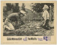 6c735 MISFITS LC #3 '61 Clark Gable digs in the yard while sexy Marilyn Monroe watches!