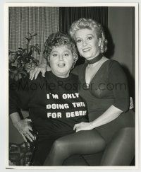 6x014 DEBBIE REYNOLDS/SHELLEY WINTERS 8x10 photo '83 helping with exercise video by Peter Borsari!