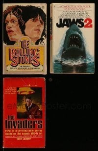 7a527 LOT OF 3 PAPERBACK BOOKS '60s-70s Rolling Stones, Jaws 2, The Invaders!