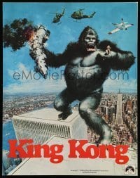7d552 KING KONG trade ad 1977 John Berkey art of BIG Ape on the Twin Towers!