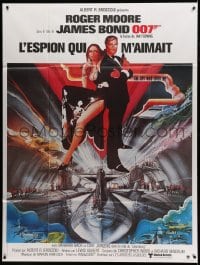 7g955 SPY WHO LOVED ME French 1p R1984 art of Roger Moore as James Bond & Barbara Bach by Bob Peak!