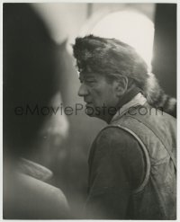 7h177 ALAMO deluxe candid 8x10 still 1960 wonderful image of John Wayne in coonskin cap!