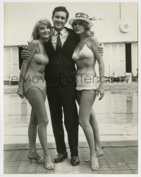 7h223 BEST MAN 7x9 still 1964 Cliff Robertson posing with two sexy ladies in bikinis!