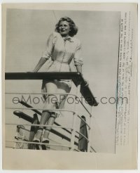 7h774 RITA HAYWORTH 8x10 news photo 1947 posing on the rail of the Queen Elizabeth returning to NY!