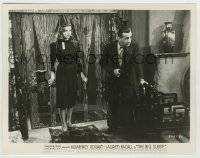 8a108 BIG SLEEP 8x10.25 still 1946 sexy Lauren Bacall behind Humphrey Bogart with gun drawn!