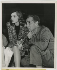 8a109 BIG SLEEP candid 8.25x10 still 1946 Humphrey Bogart & Lauren Bacall watch filming on their day off!