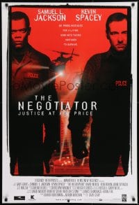 8r720 NEGOTIATOR int'l 1sh 1998 cool image of Samuel L. Jackson & Kevin Spacey!